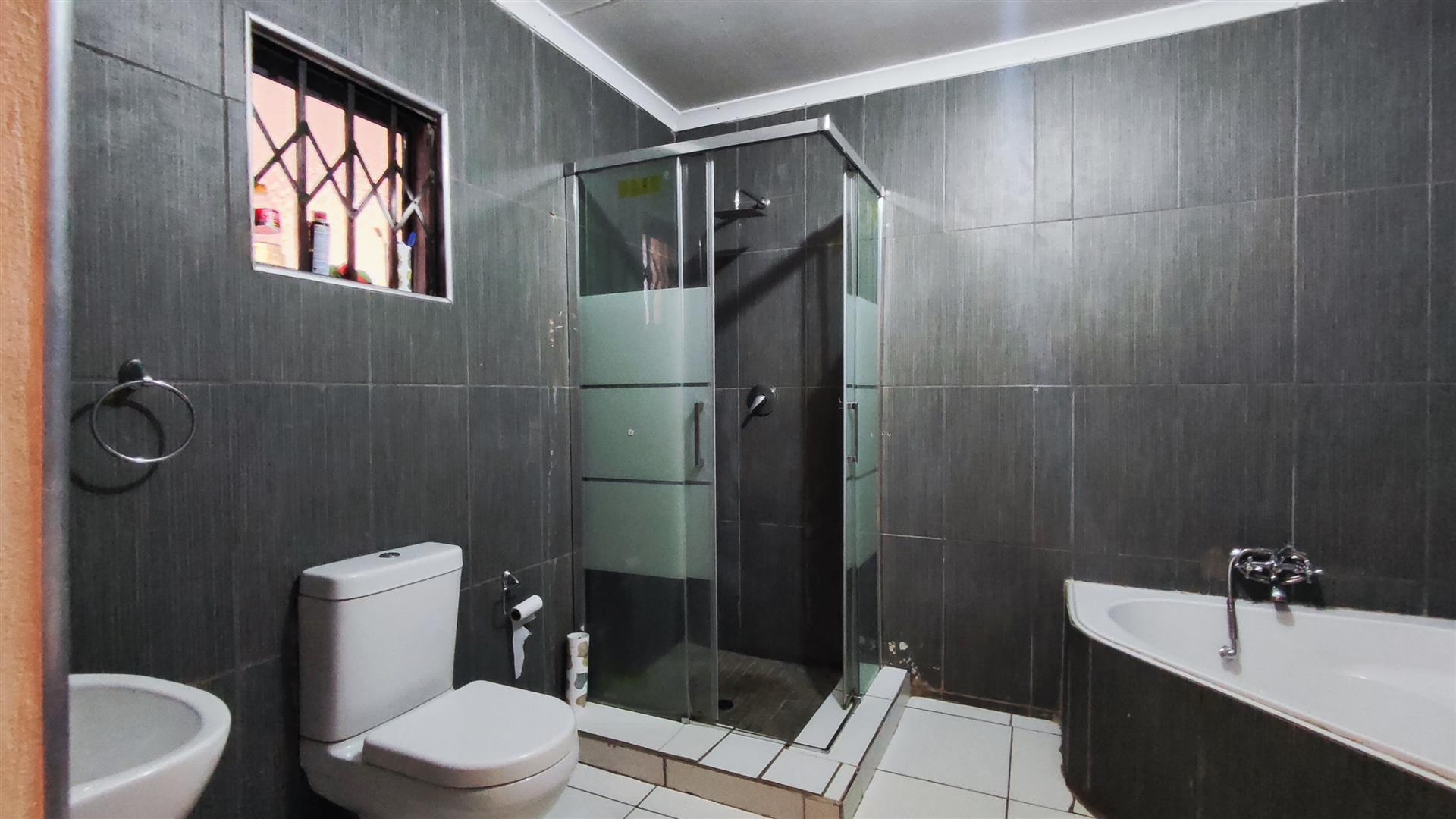 Main Bathroom - 10 square meters of property in Meyerton