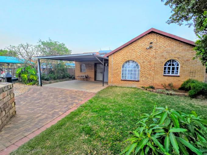 4 Bedroom House for Sale For Sale in Annlin - MR694927