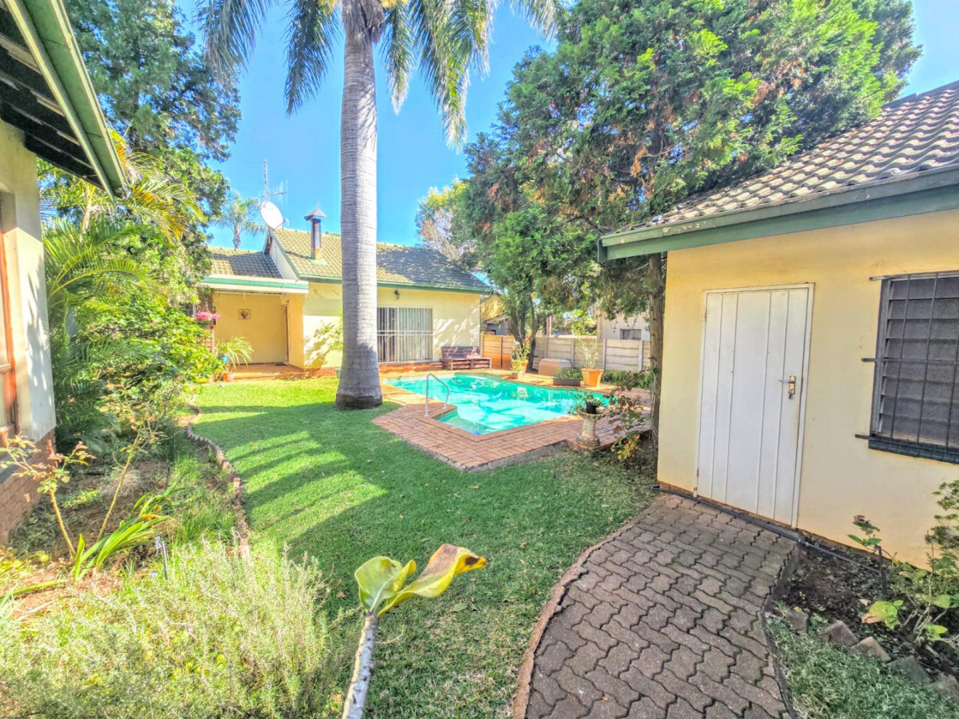  of property in Magalieskruin