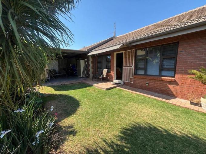 2 Bedroom Simplex for Sale For Sale in Bergbron - MR695005