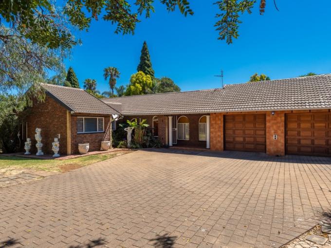 4 Bedroom House for Sale For Sale in Verwoerdpark - MR695069