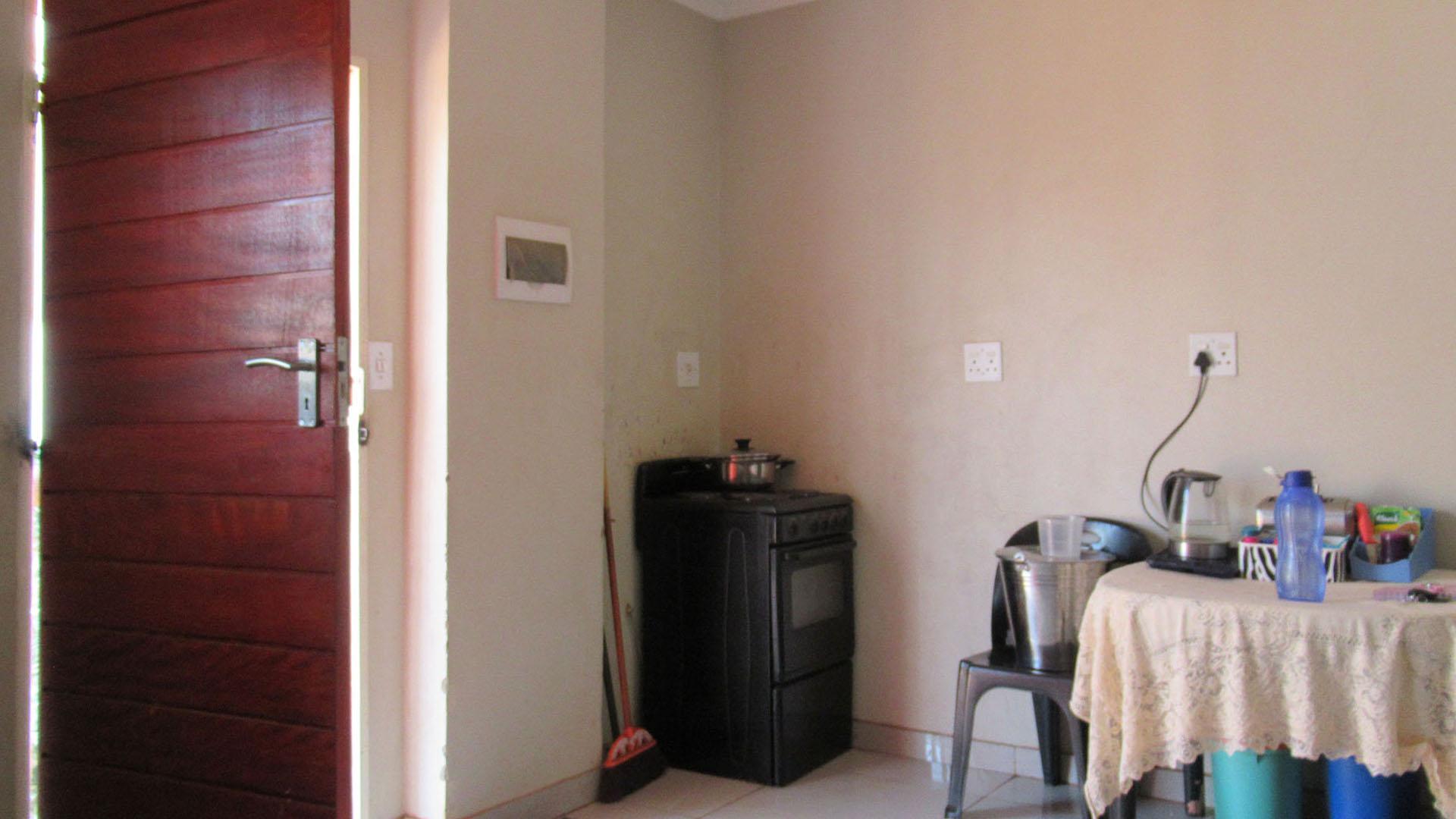 Kitchen - 13 square meters of property in Lehae