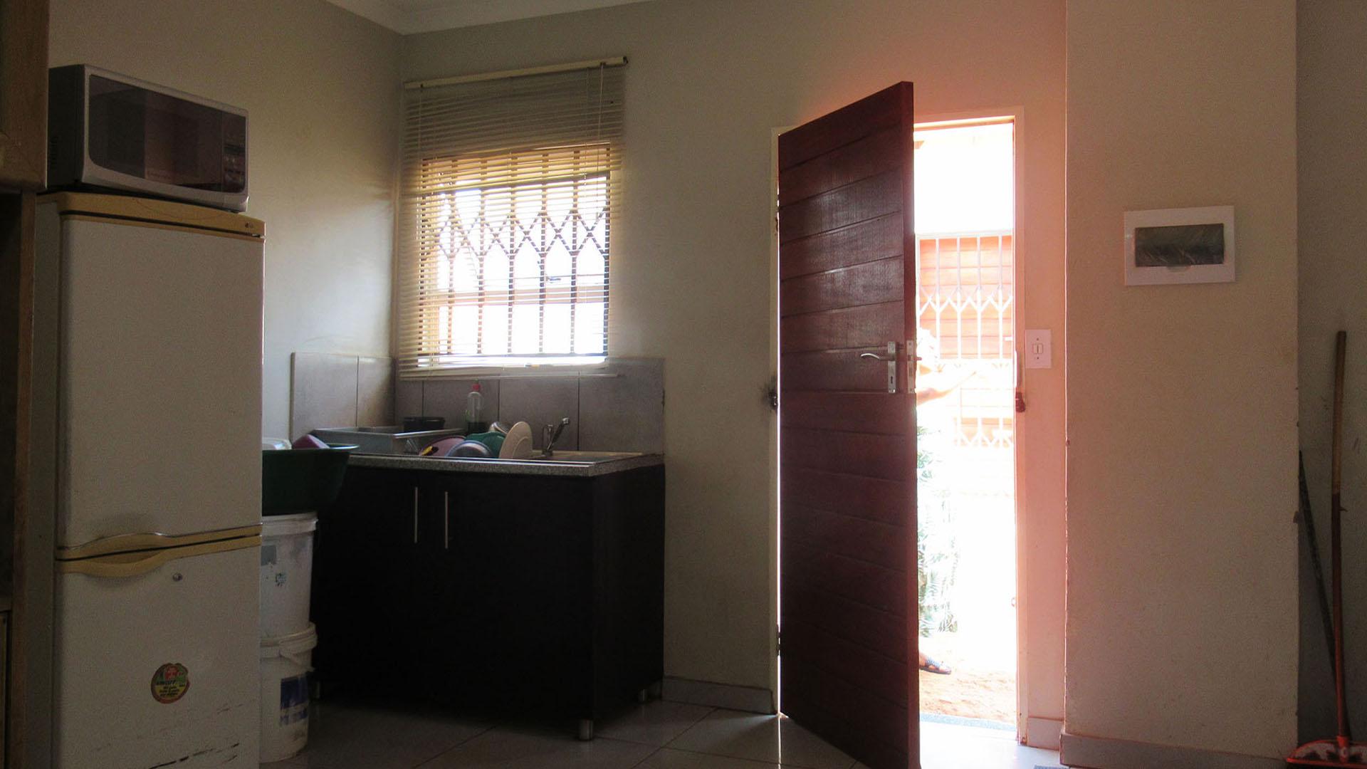 Kitchen - 13 square meters of property in Lehae