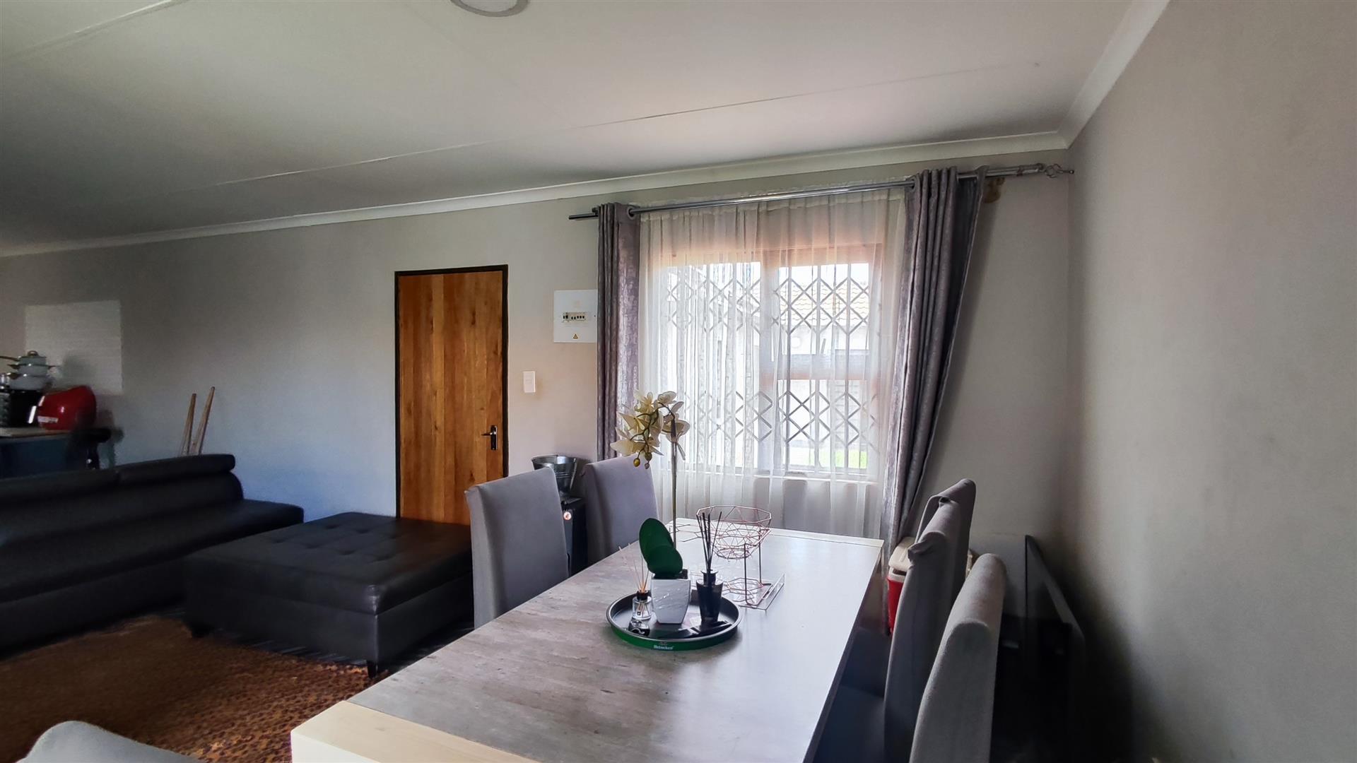 Dining Room - 16 square meters of property in Dawn Park