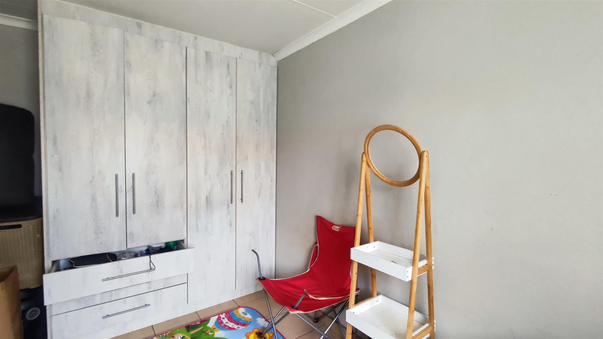 Bed Room 1 - 11 square meters of property in Dawn Park