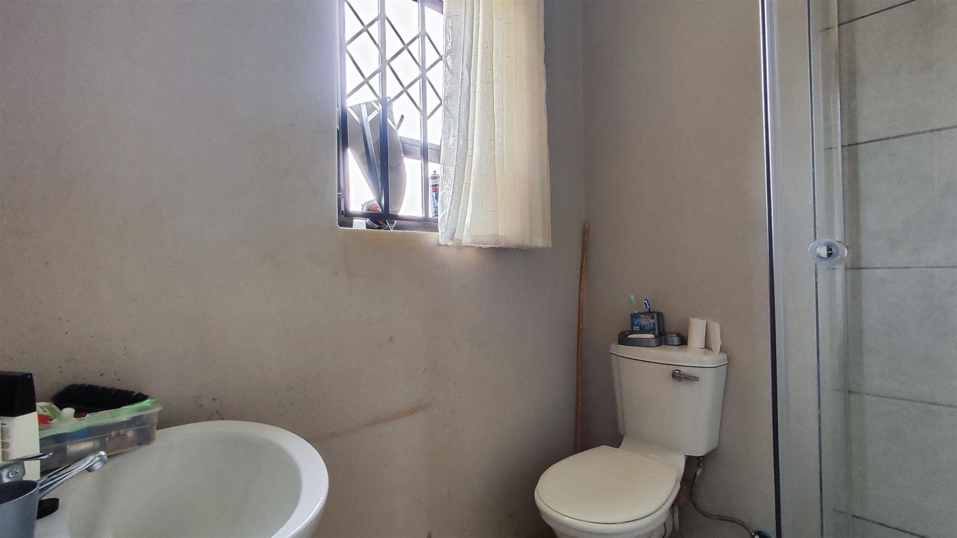 Main Bathroom - 4 square meters of property in Dawn Park