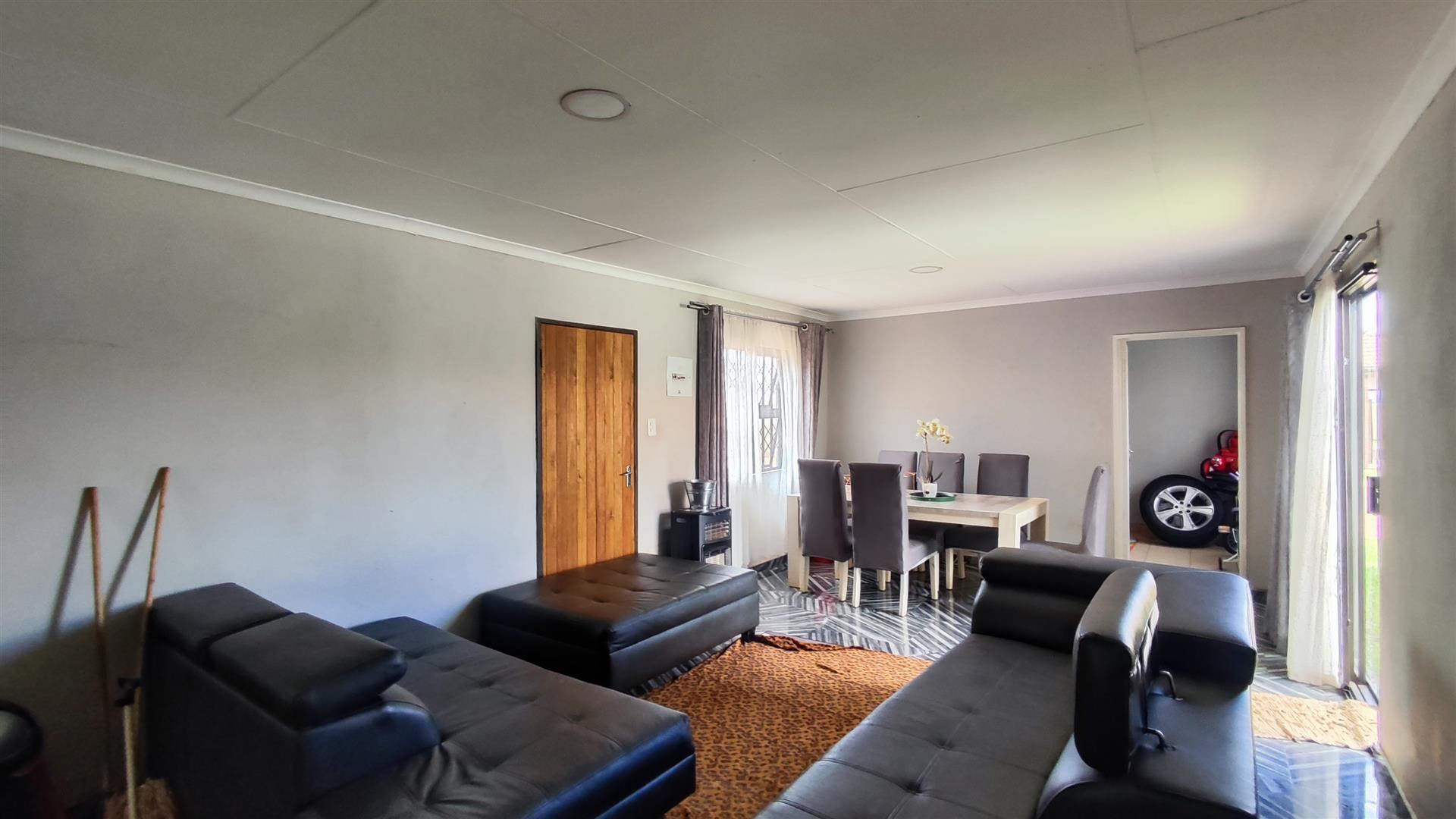 Lounges - 20 square meters of property in Dawn Park