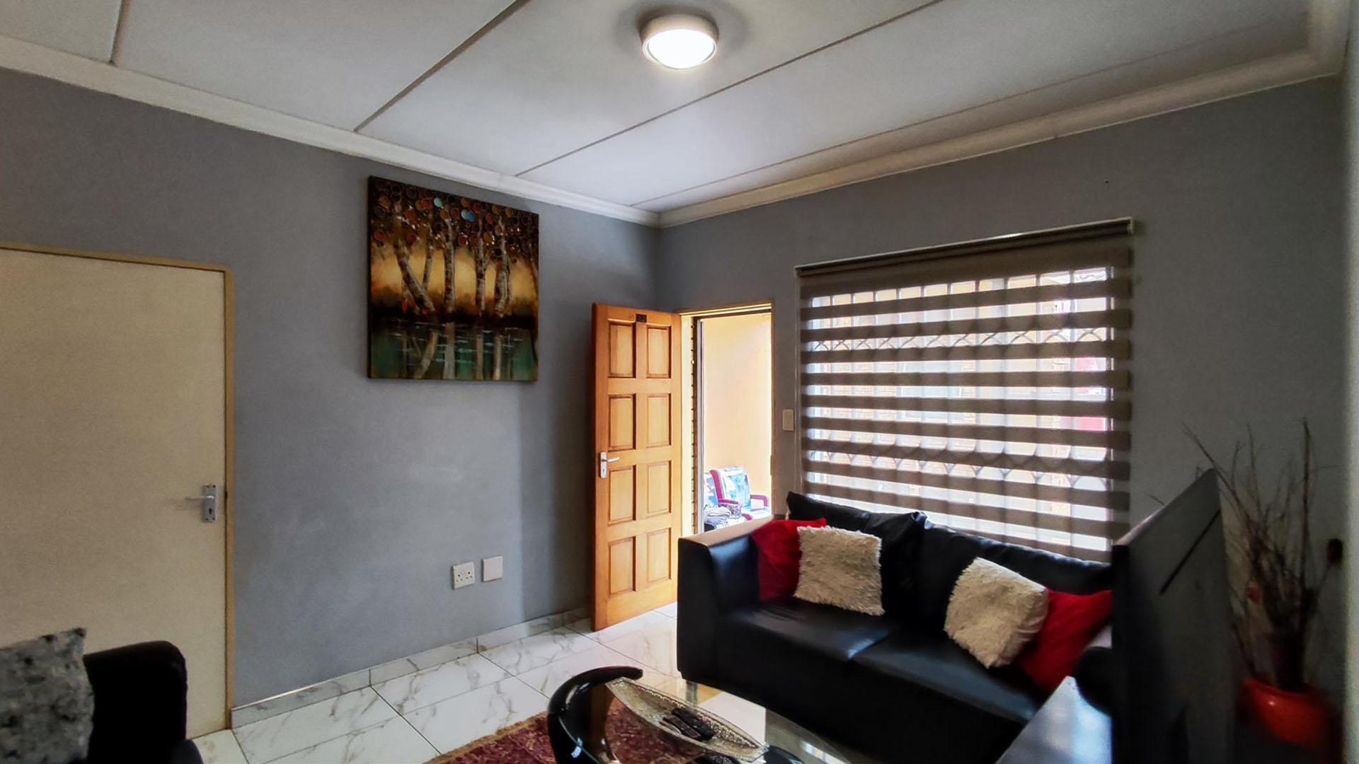 Lounges - 17 square meters of property in Dawn Park