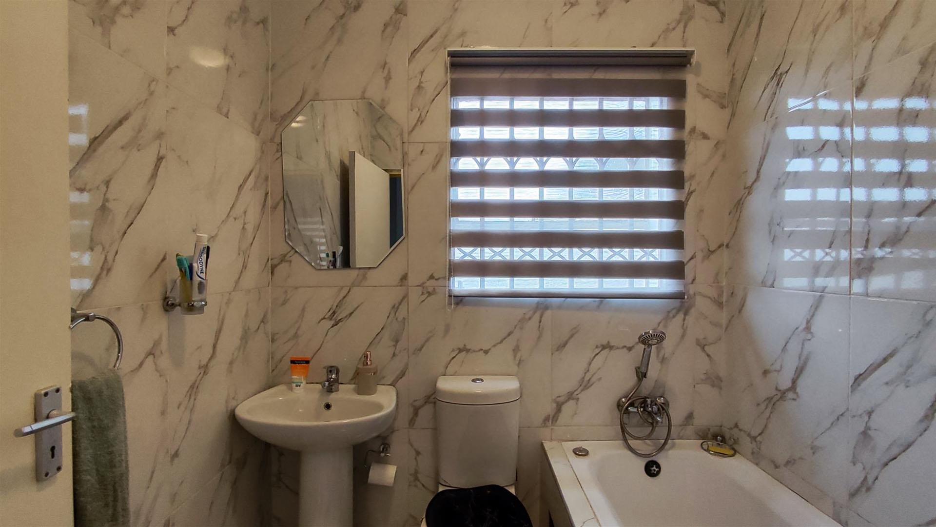 Bathroom 1 - 4 square meters of property in Dawn Park