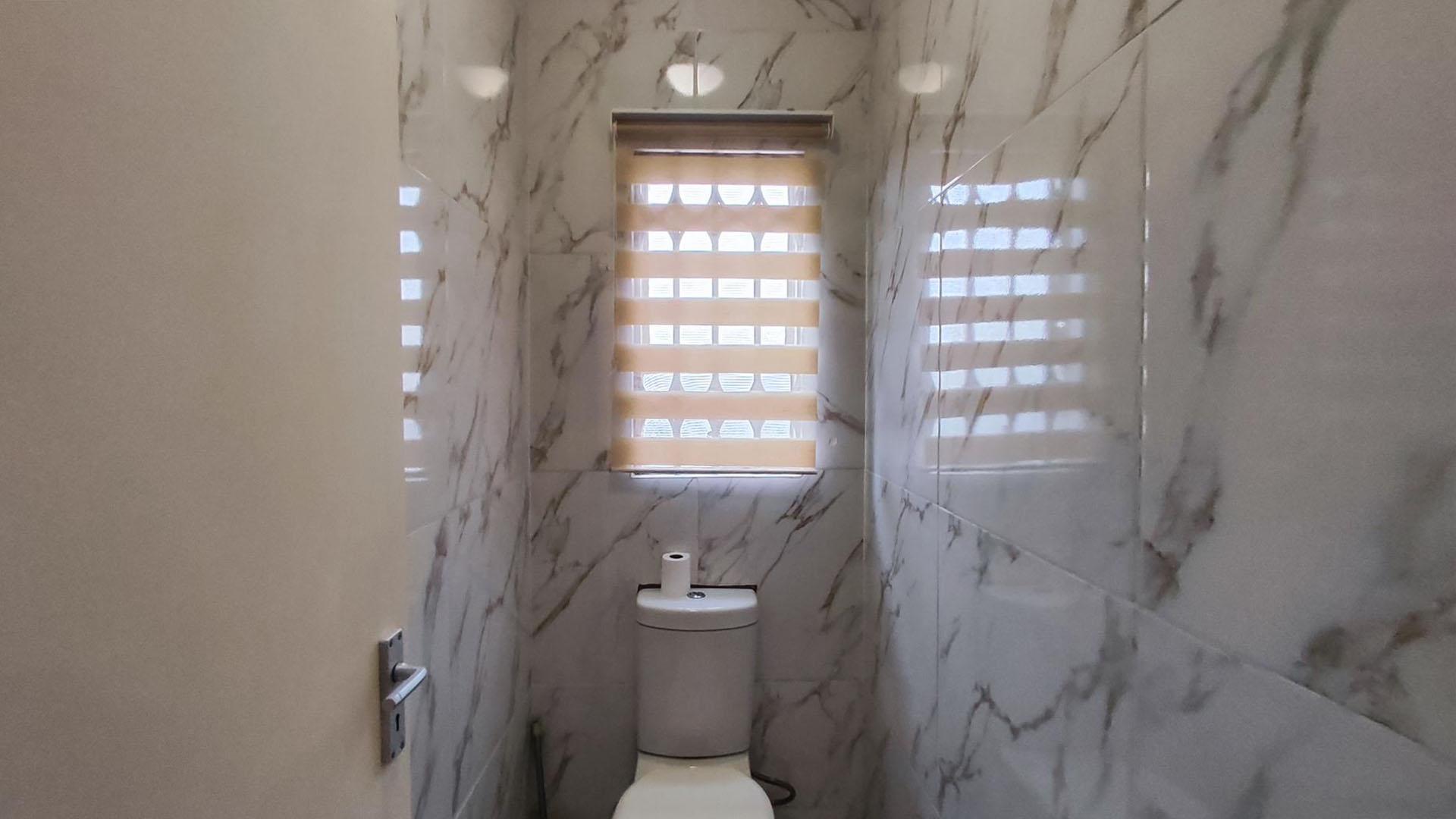 Bathroom 2 - 2 square meters of property in Dawn Park