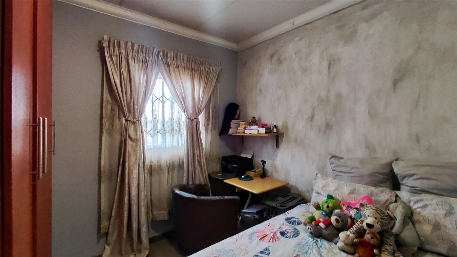 Bed Room 1 - 10 square meters of property in Dawn Park