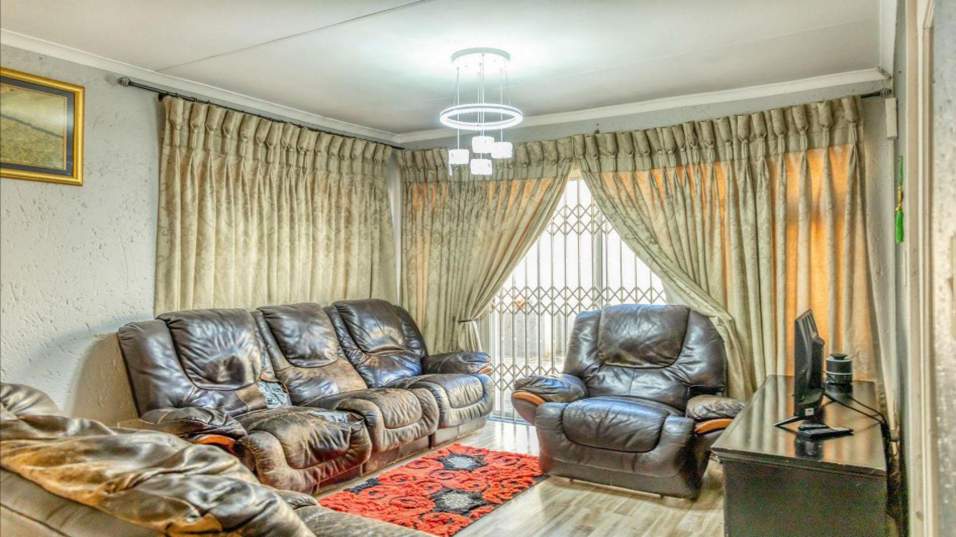 Lounges - 28 square meters of property in Douglasdale