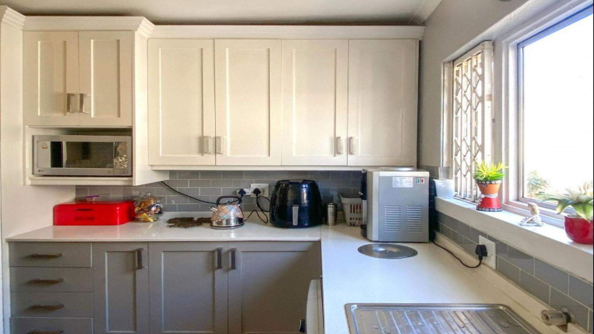 Kitchen - 19 square meters of property in Douglasdale