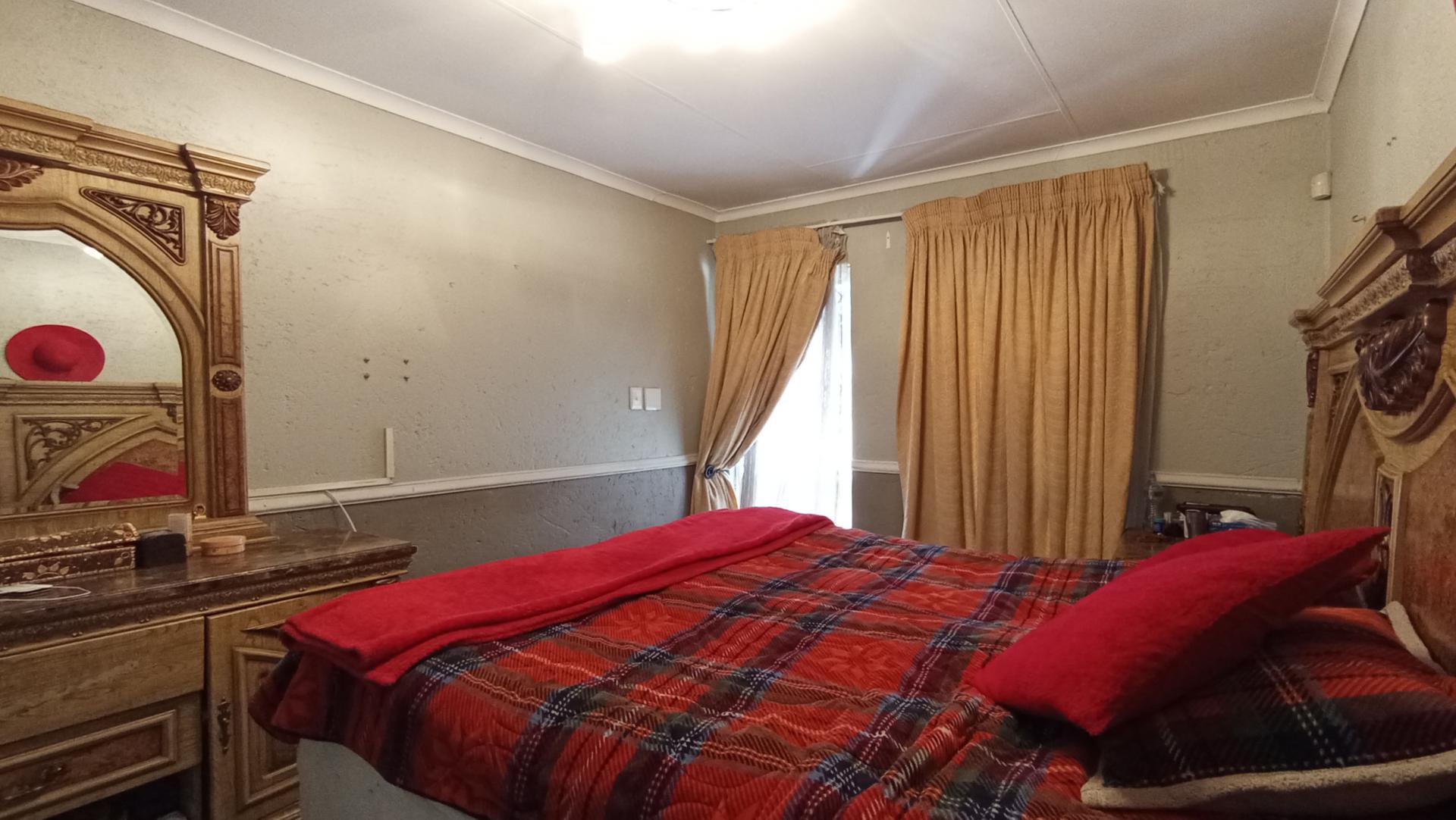 Main Bedroom - 20 square meters of property in Douglasdale