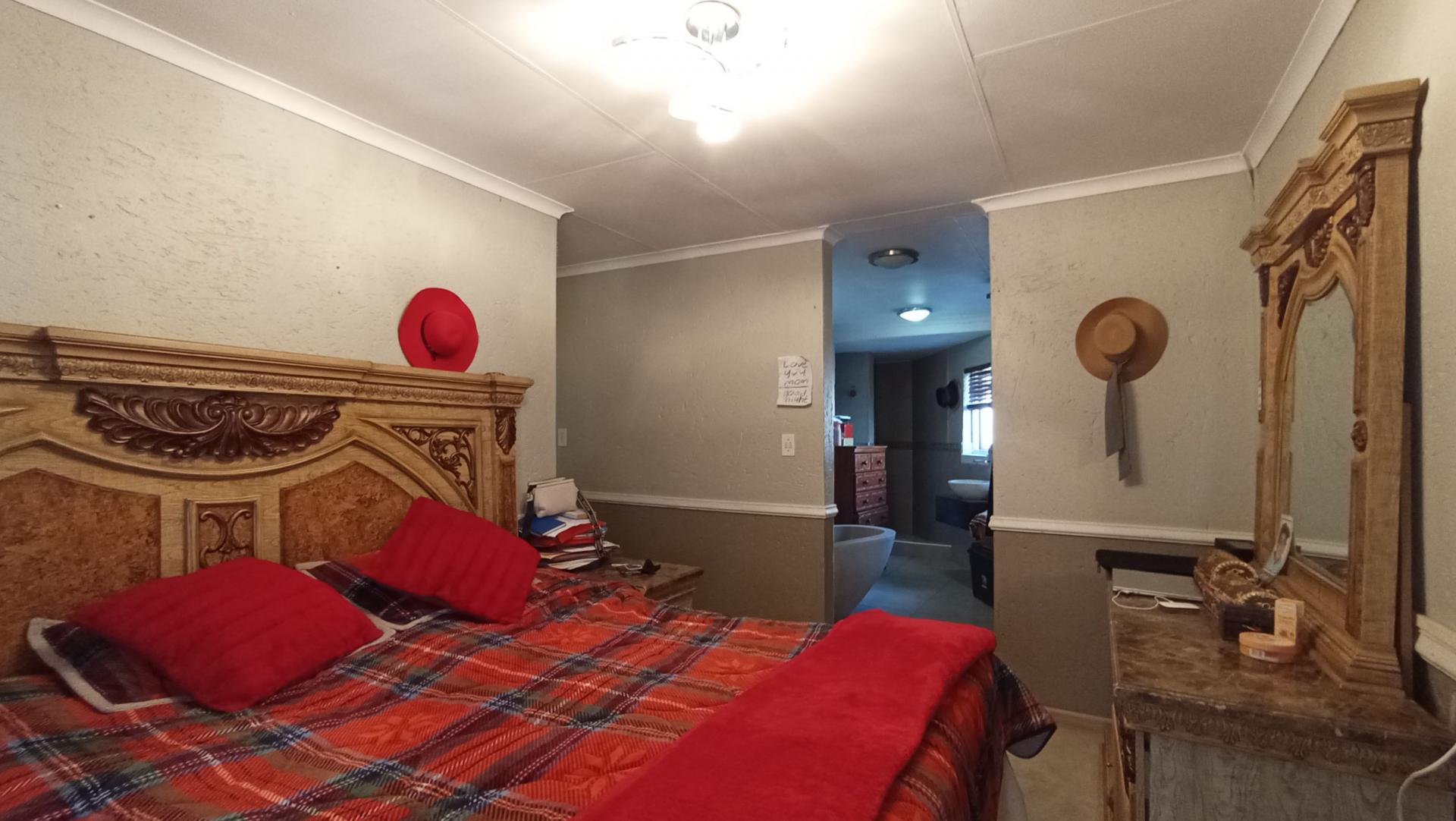 Main Bedroom - 20 square meters of property in Douglasdale