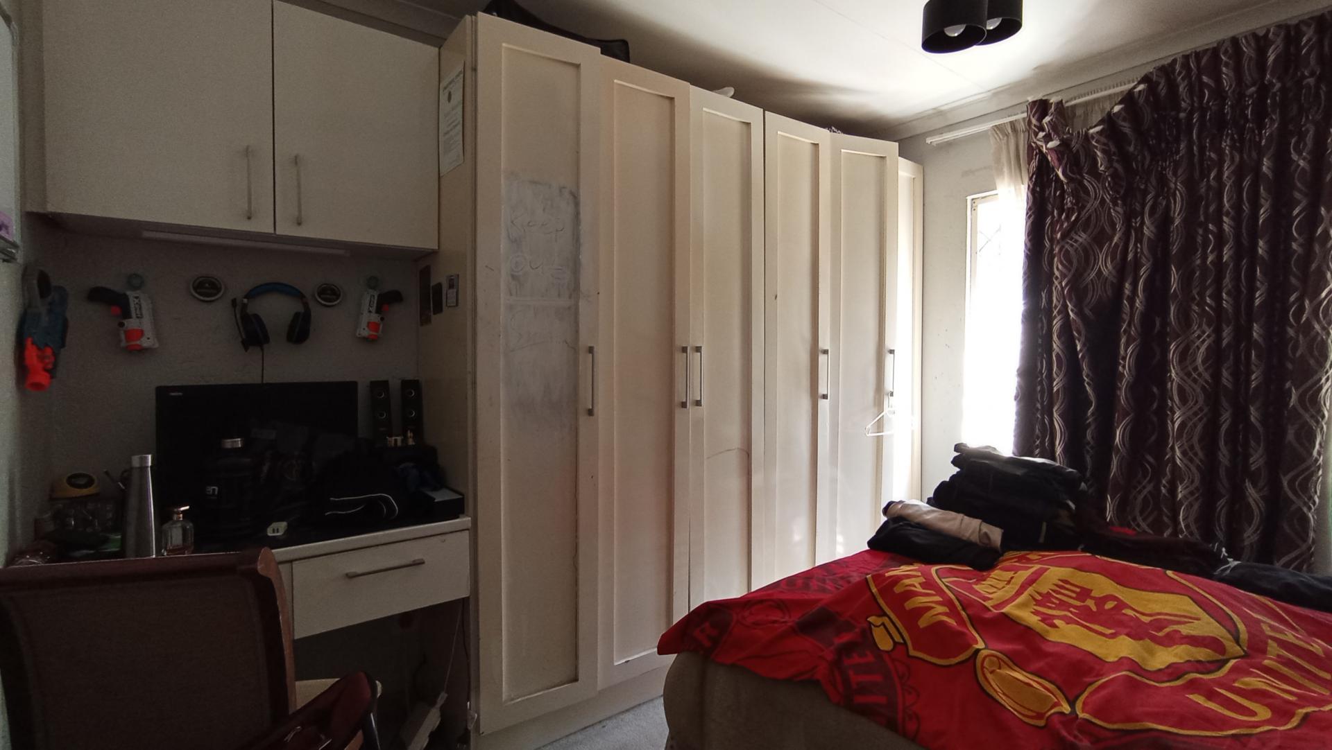 Bed Room 2 - 14 square meters of property in Douglasdale