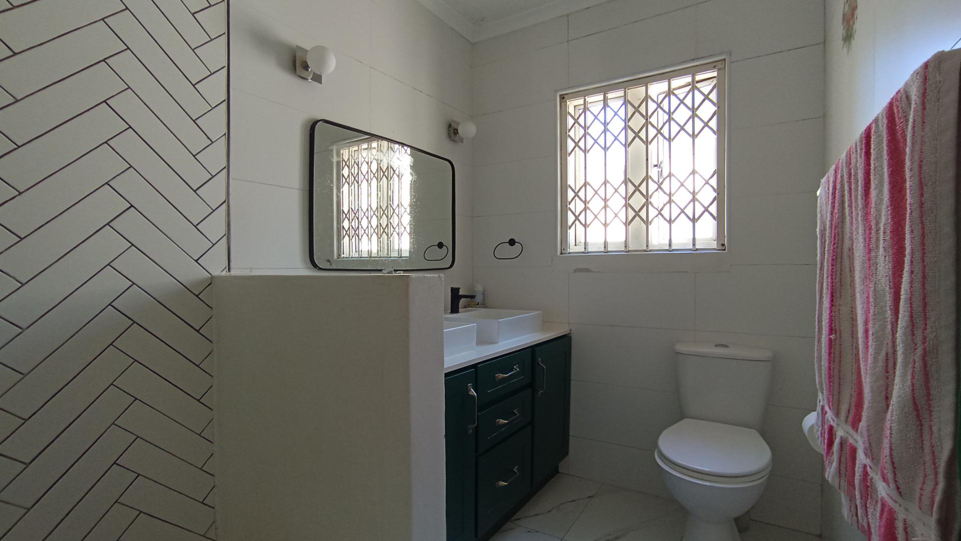 Bathroom 1 - 12 square meters of property in Douglasdale