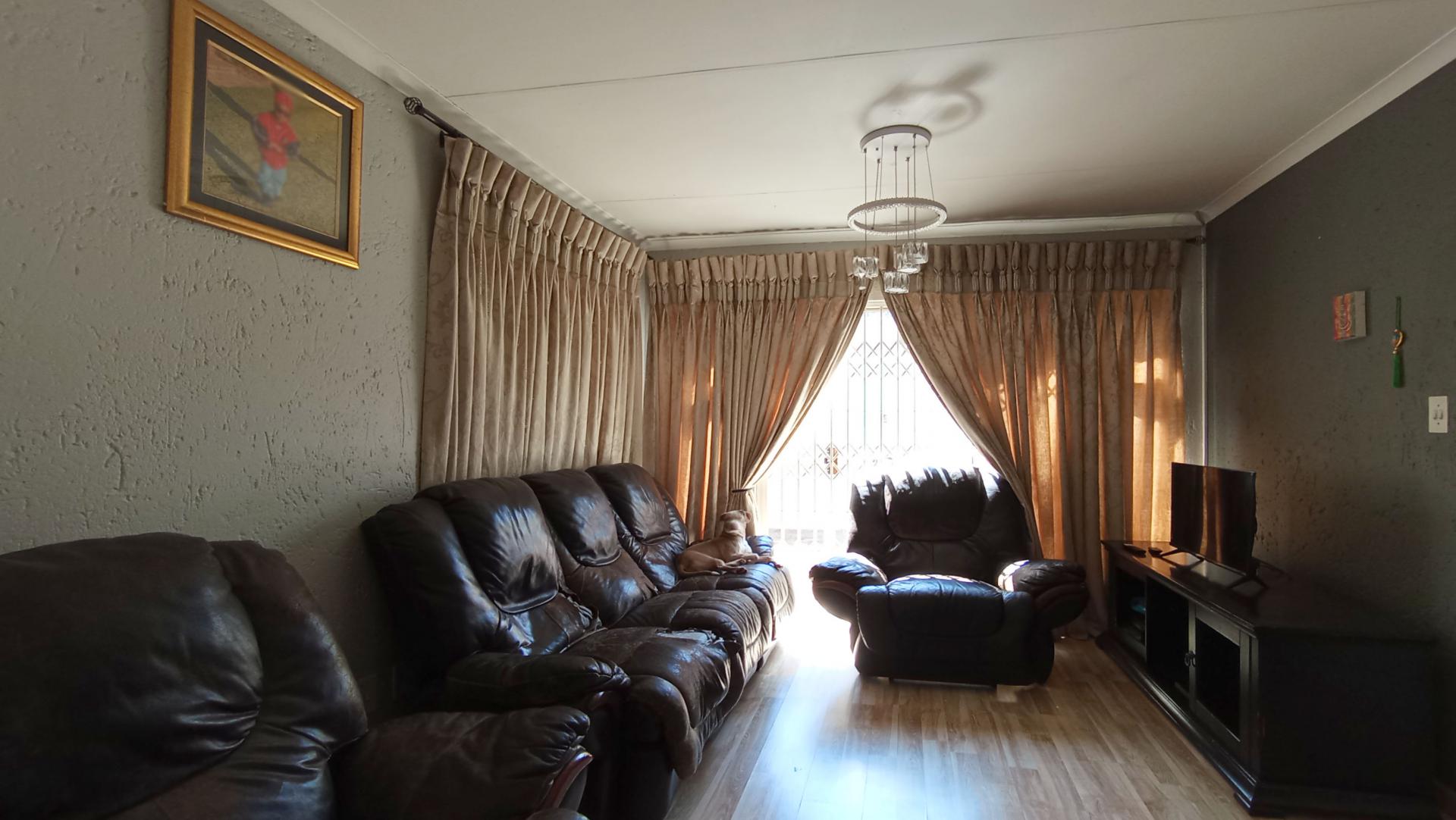 Lounges - 28 square meters of property in Douglasdale