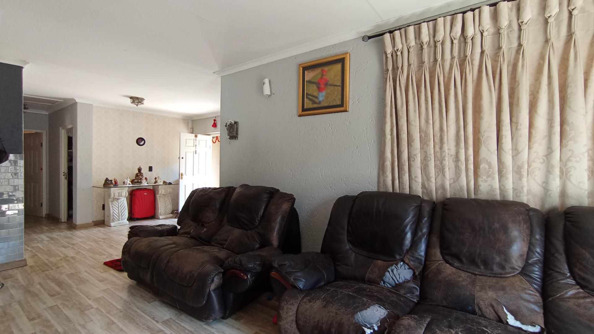 Lounges - 28 square meters of property in Douglasdale