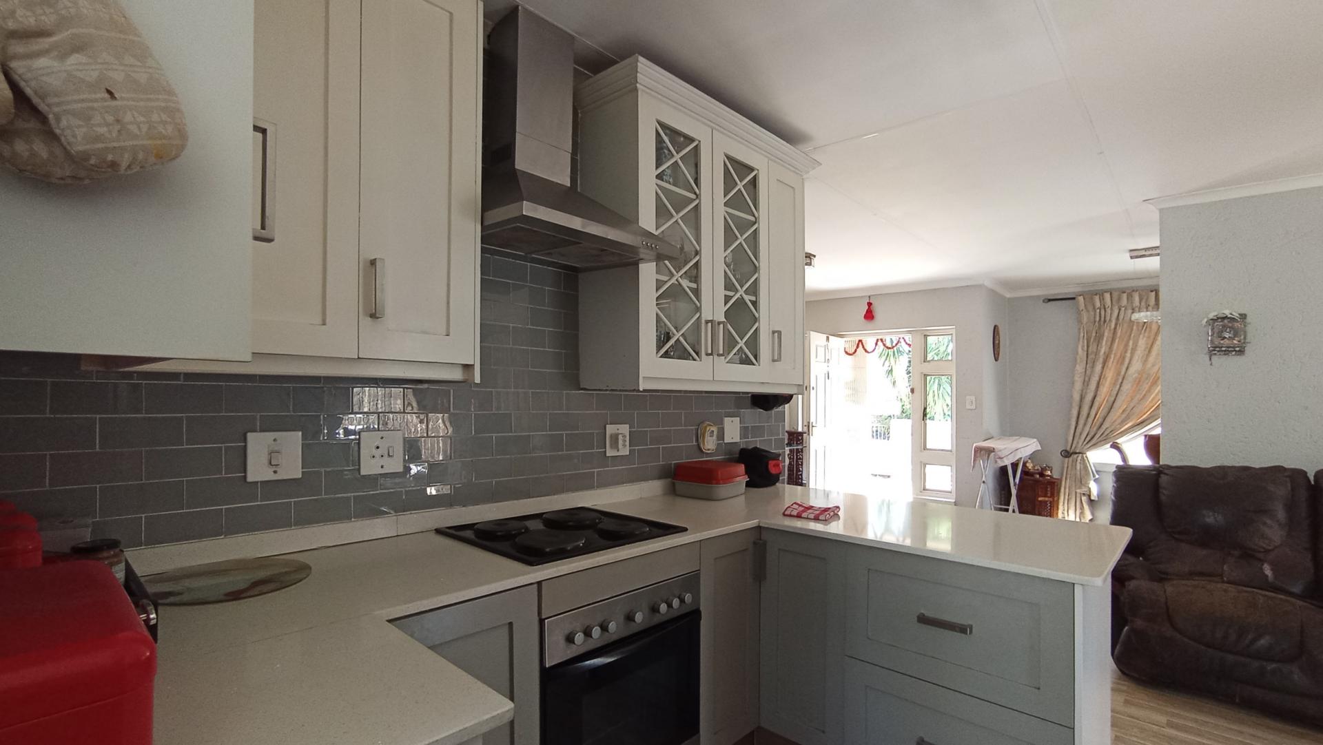 Kitchen - 19 square meters of property in Douglasdale