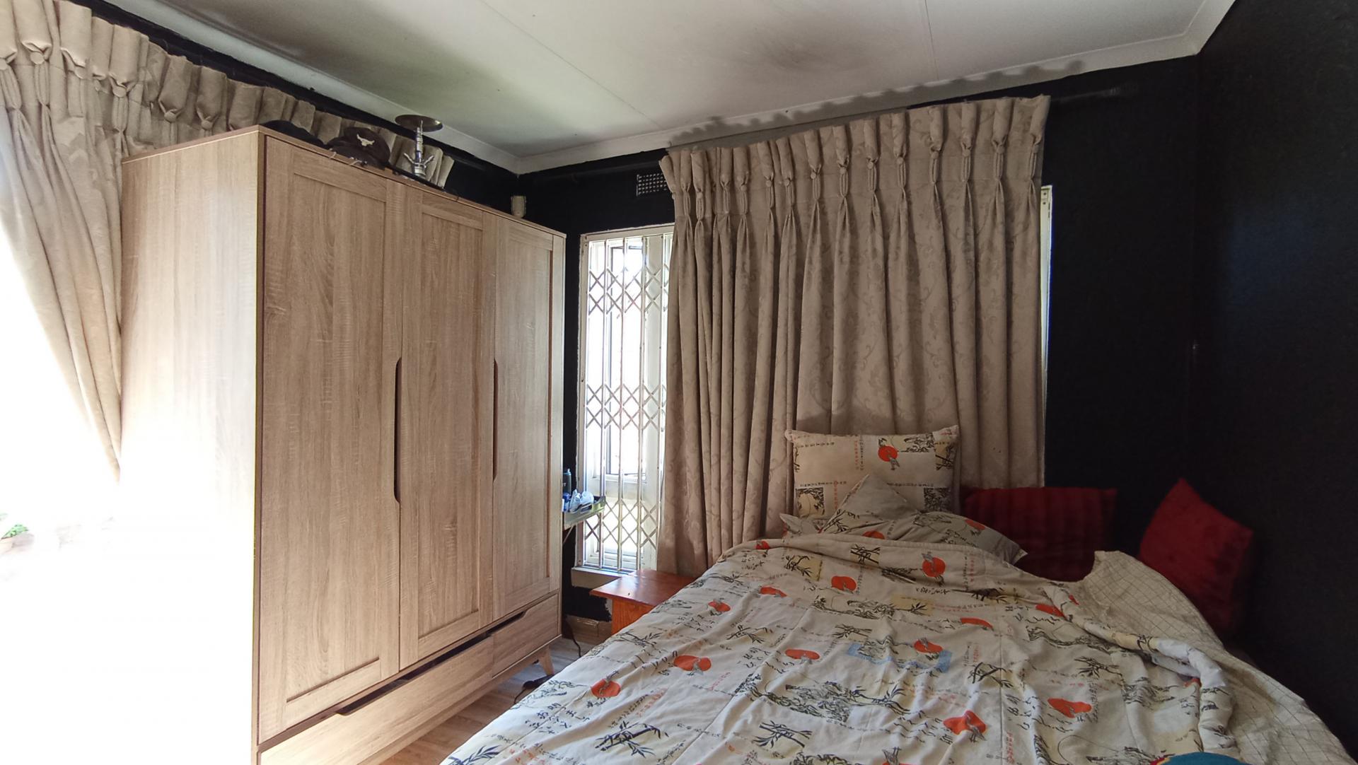 Bed Room 1 - 21 square meters of property in Douglasdale