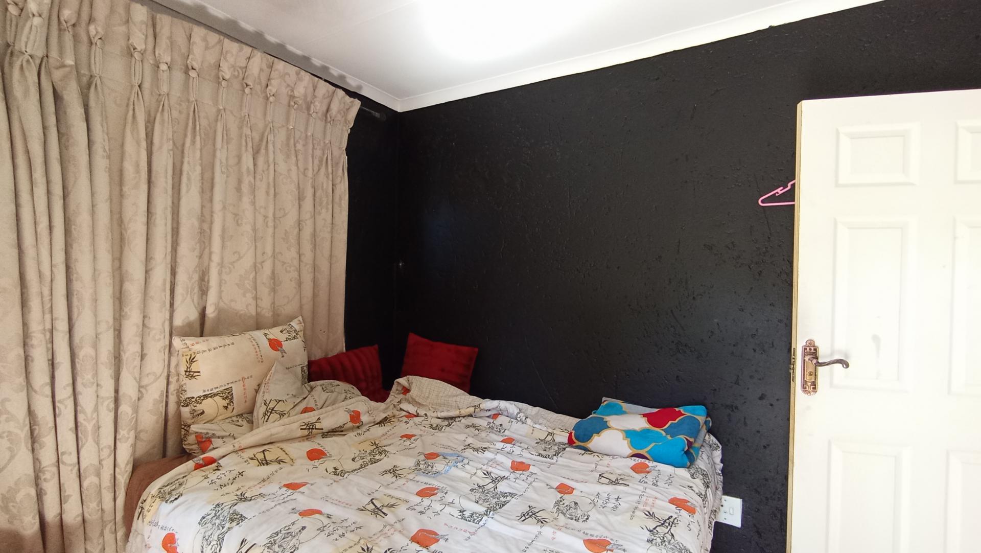 Bed Room 1 - 21 square meters of property in Douglasdale