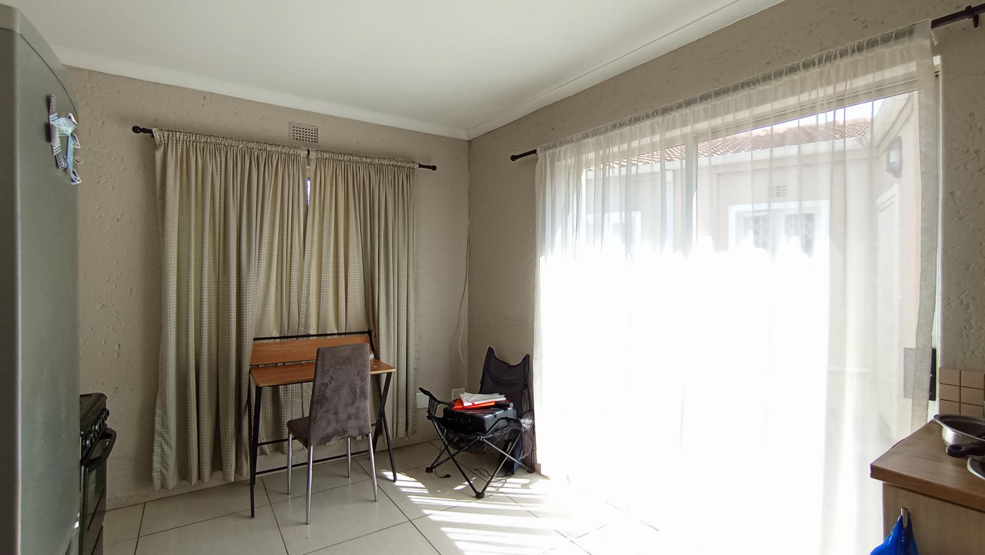 Lounges - 28 square meters of property in Douglasdale