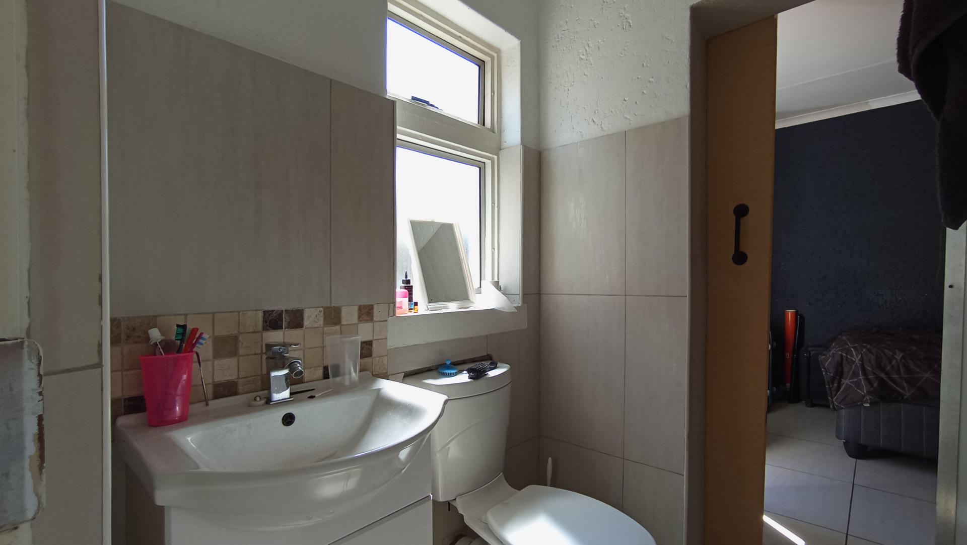 Bathroom 1 - 12 square meters of property in Douglasdale