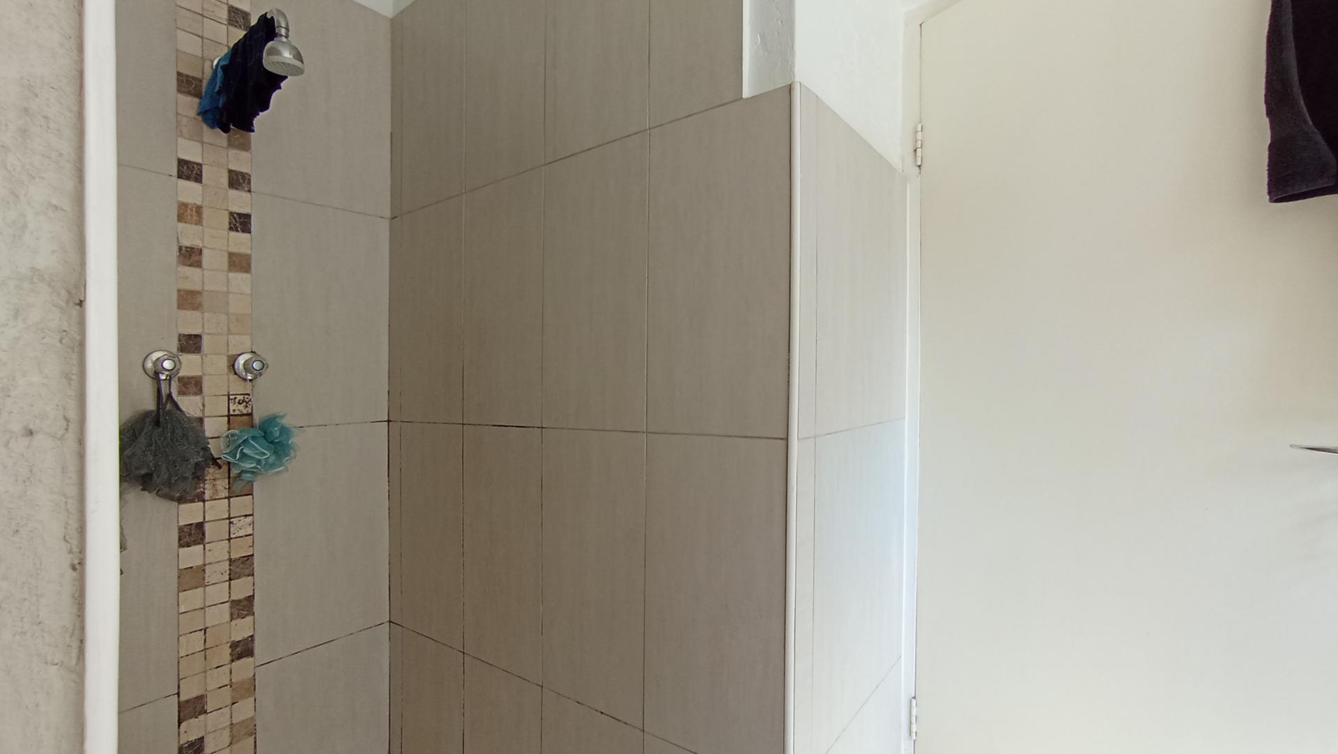 Bathroom 1 - 12 square meters of property in Douglasdale