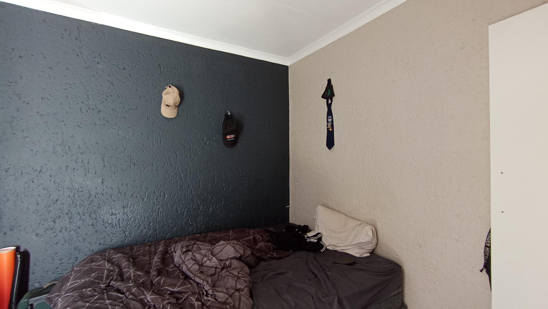 Bed Room 1 - 21 square meters of property in Douglasdale