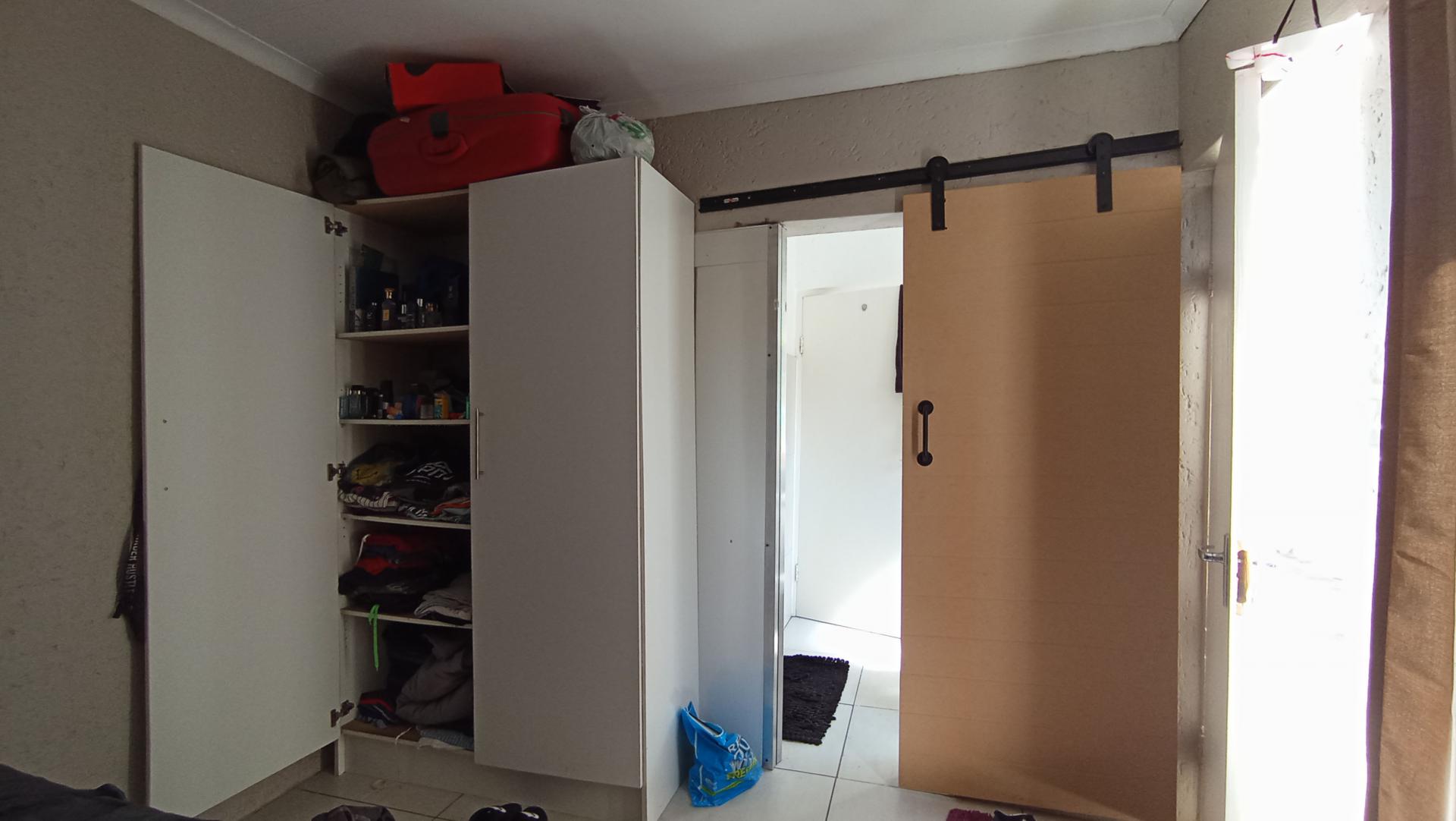 Bed Room 1 - 21 square meters of property in Douglasdale