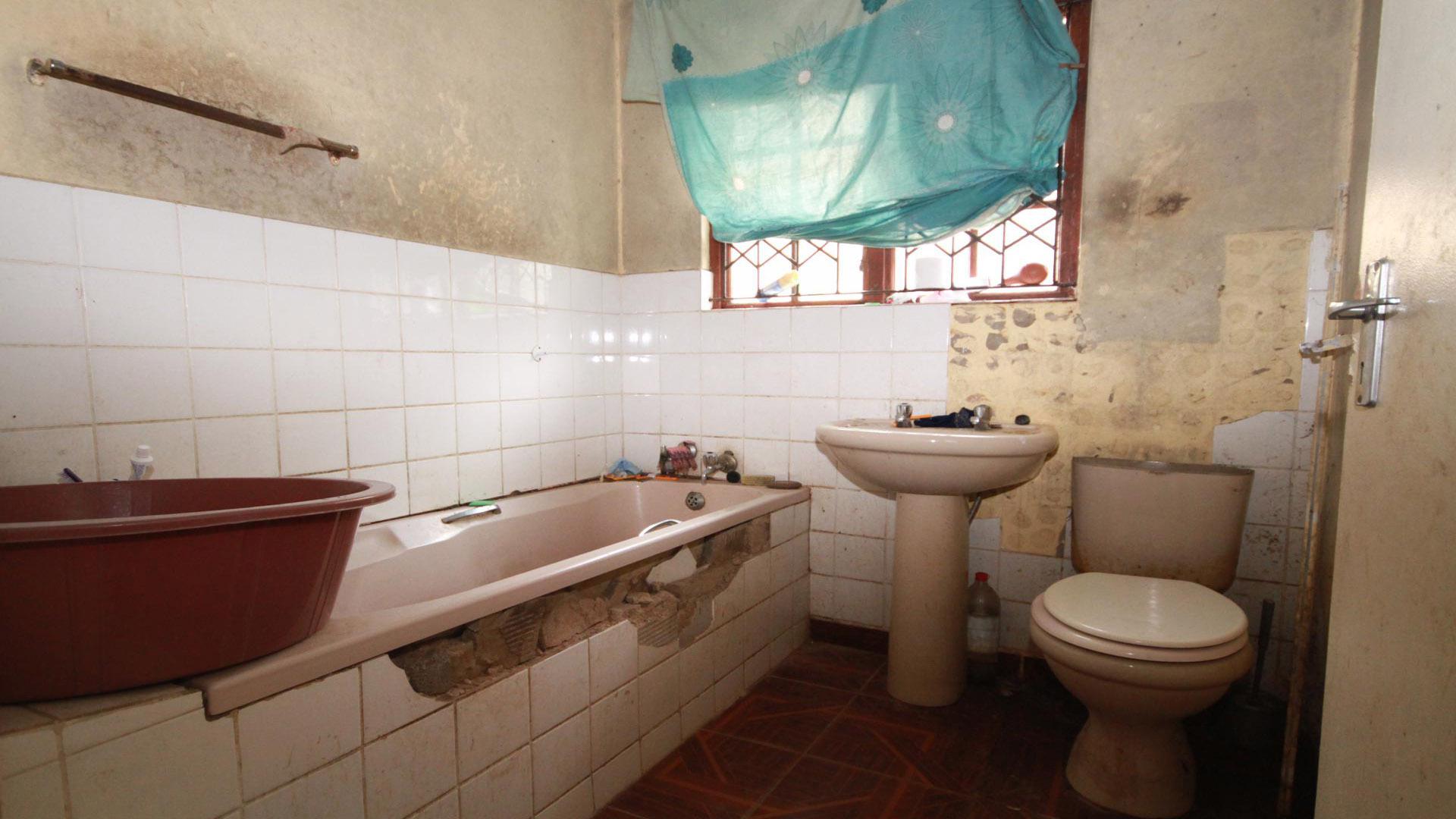 Bathroom 1 of property in Lovu