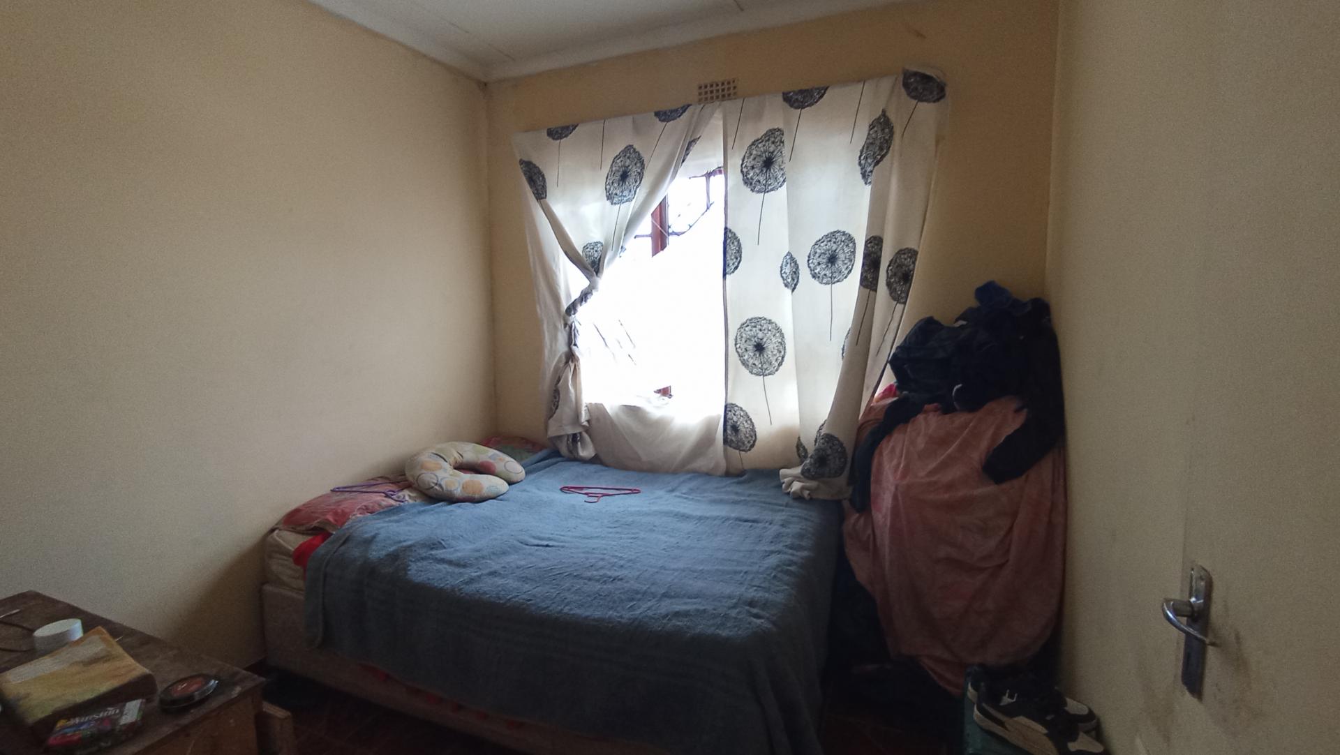 Bed Room 1 - 6 square meters of property in Lovu