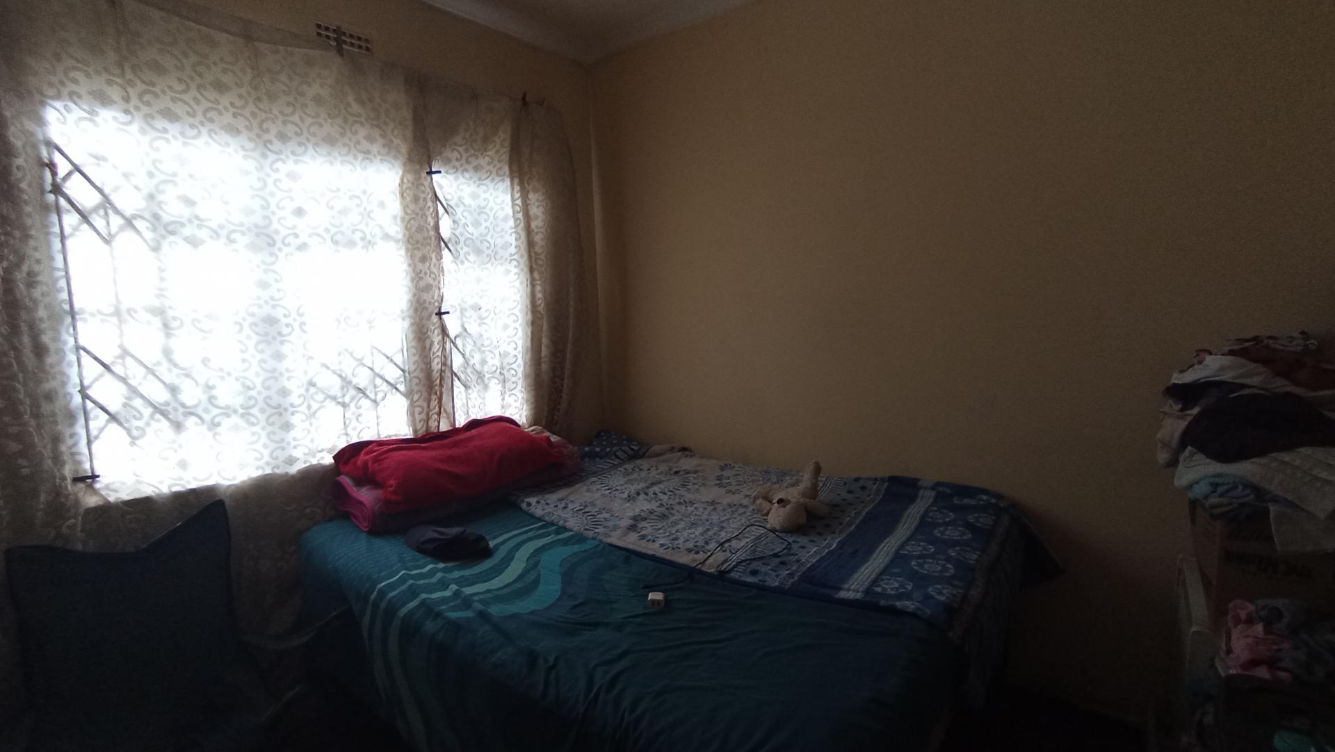 Bed Room 2 - 6 square meters of property in Lovu