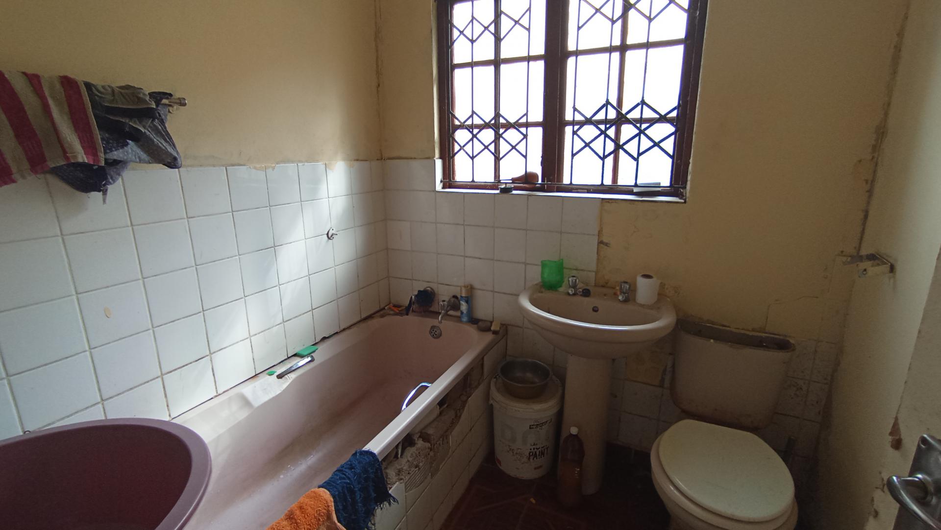 Bathroom 1 - 5 square meters of property in Lovu