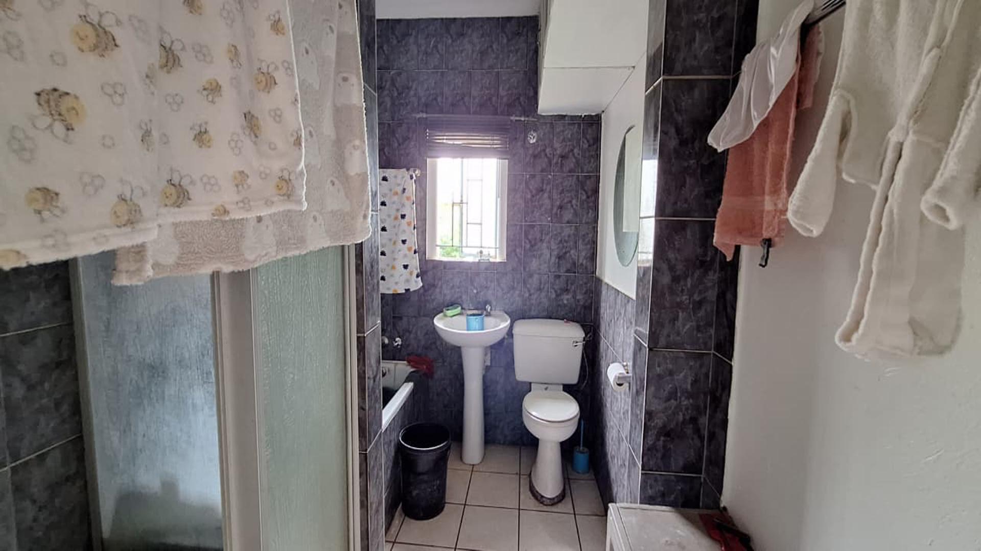 Bathroom 1 - 7 square meters of property in Vanderbijlpark