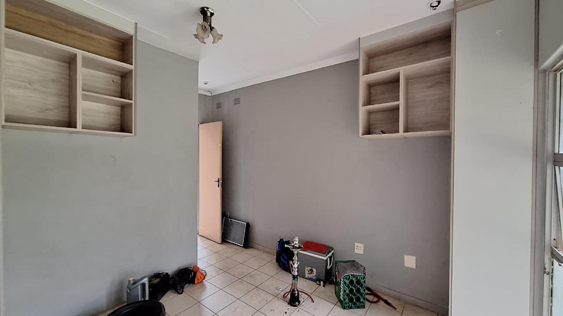 Bed Room 1 - 22 square meters of property in Vanderbijlpark