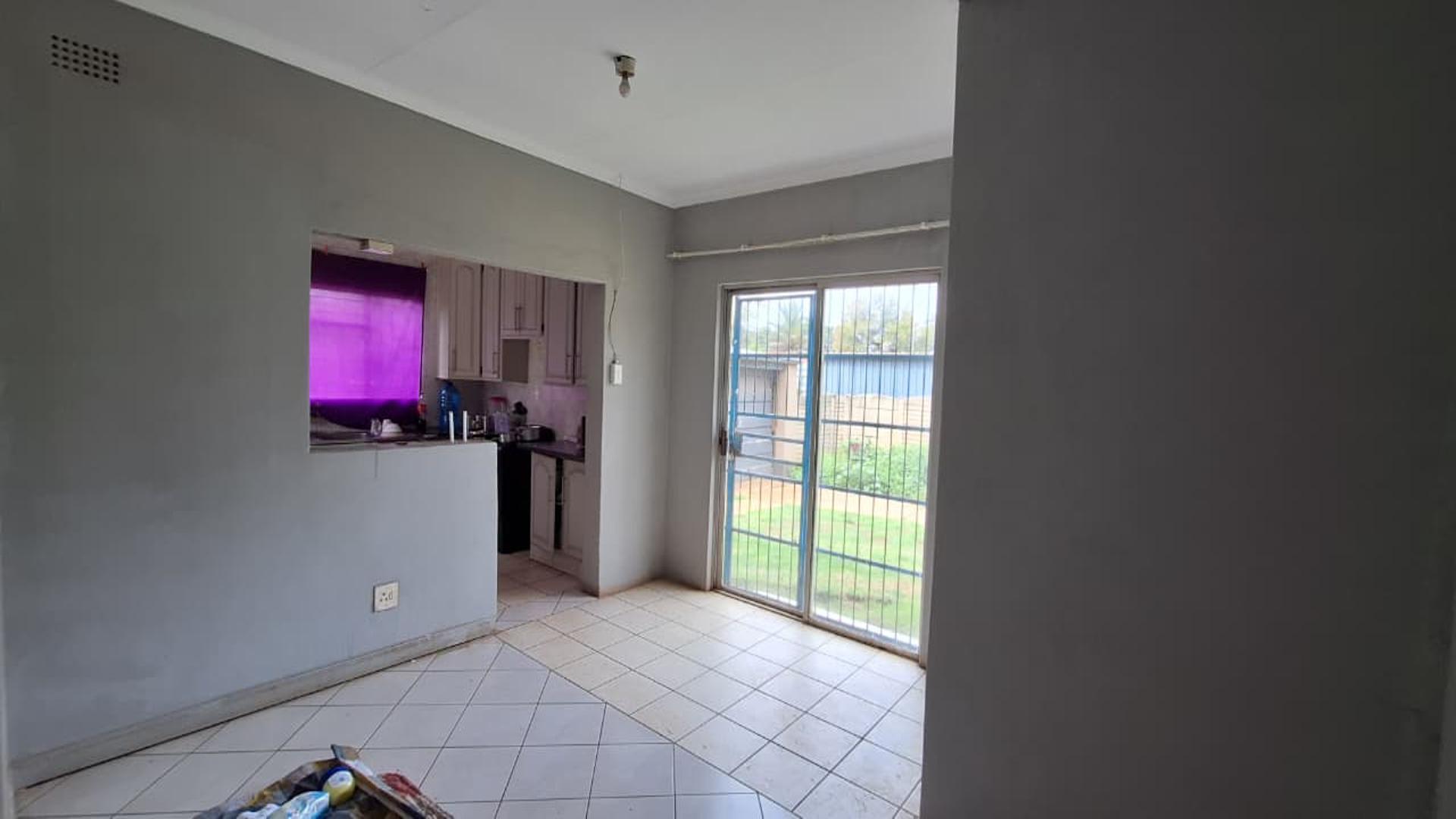 Lounges - 13 square meters of property in Vanderbijlpark
