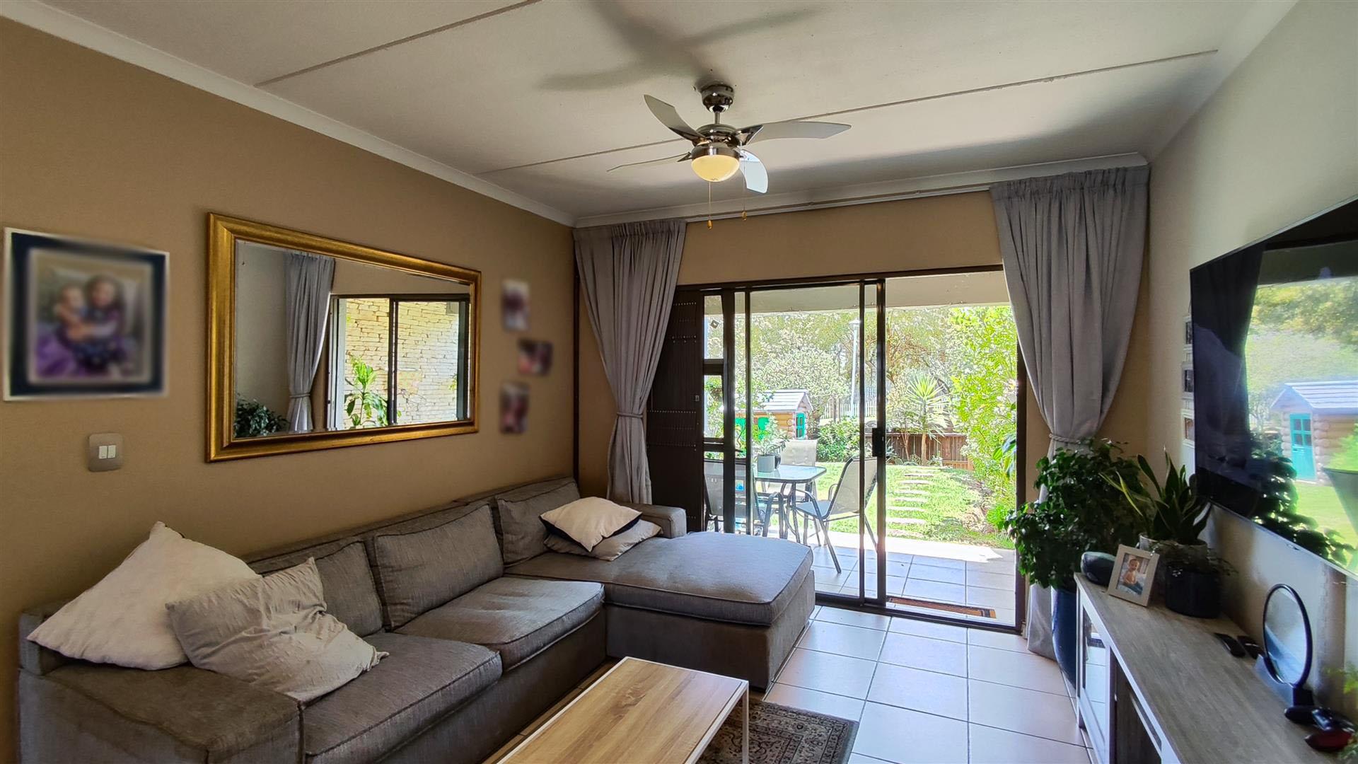 Lounges - 16 square meters of property in Greenstone Hill