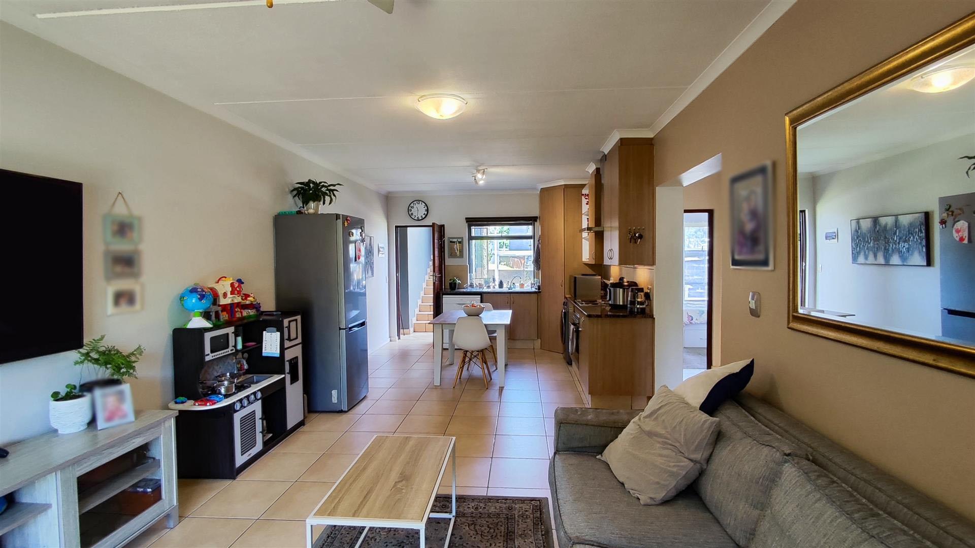 Lounges - 16 square meters of property in Greenstone Hill