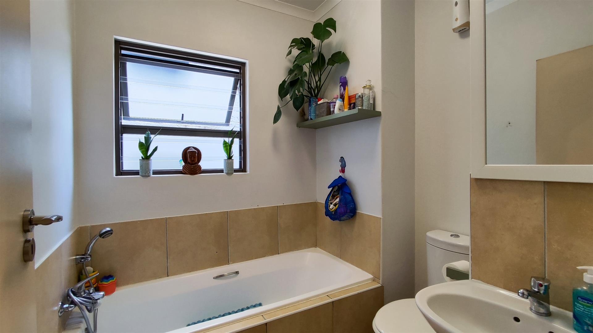Bathroom 1 - 4 square meters of property in Greenstone Hill