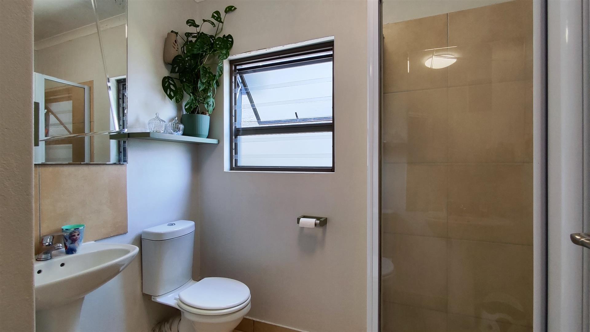Main Bathroom - 5 square meters of property in Greenstone Hill