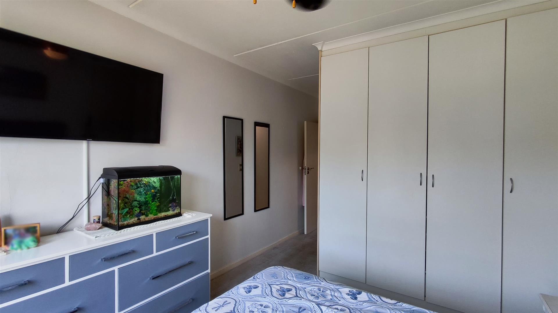 Main Bedroom - 17 square meters of property in Greenstone Hill