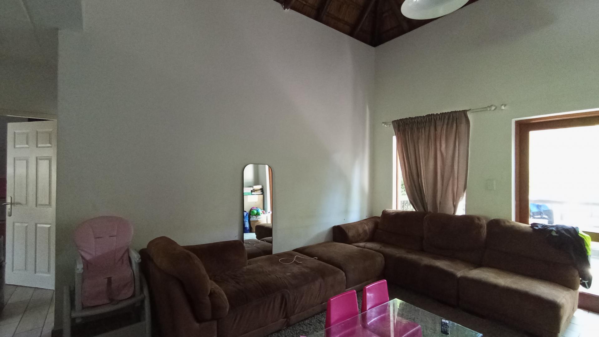 Lounges - 15 square meters of property in Jukskei Park