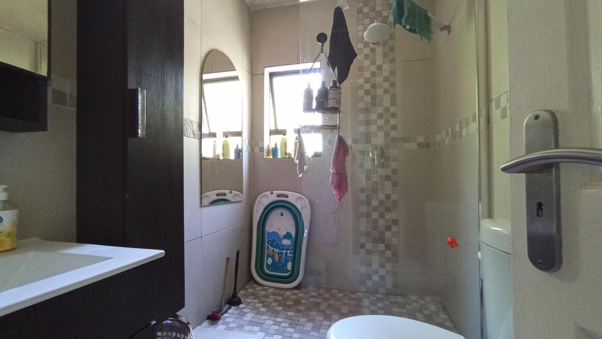 Bathroom 1 - 5 square meters of property in Jukskei Park