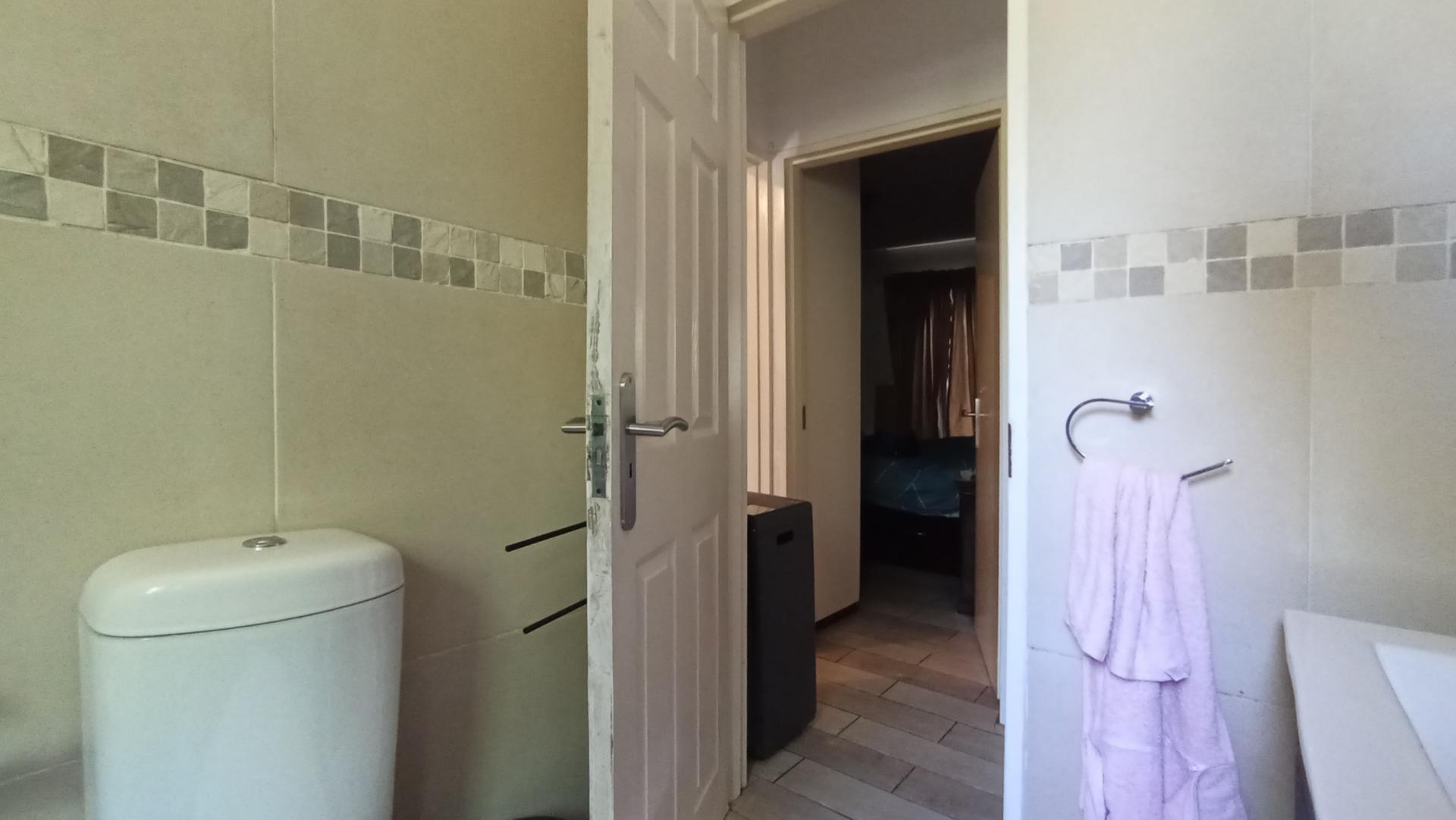 Bathroom 1 - 5 square meters of property in Jukskei Park