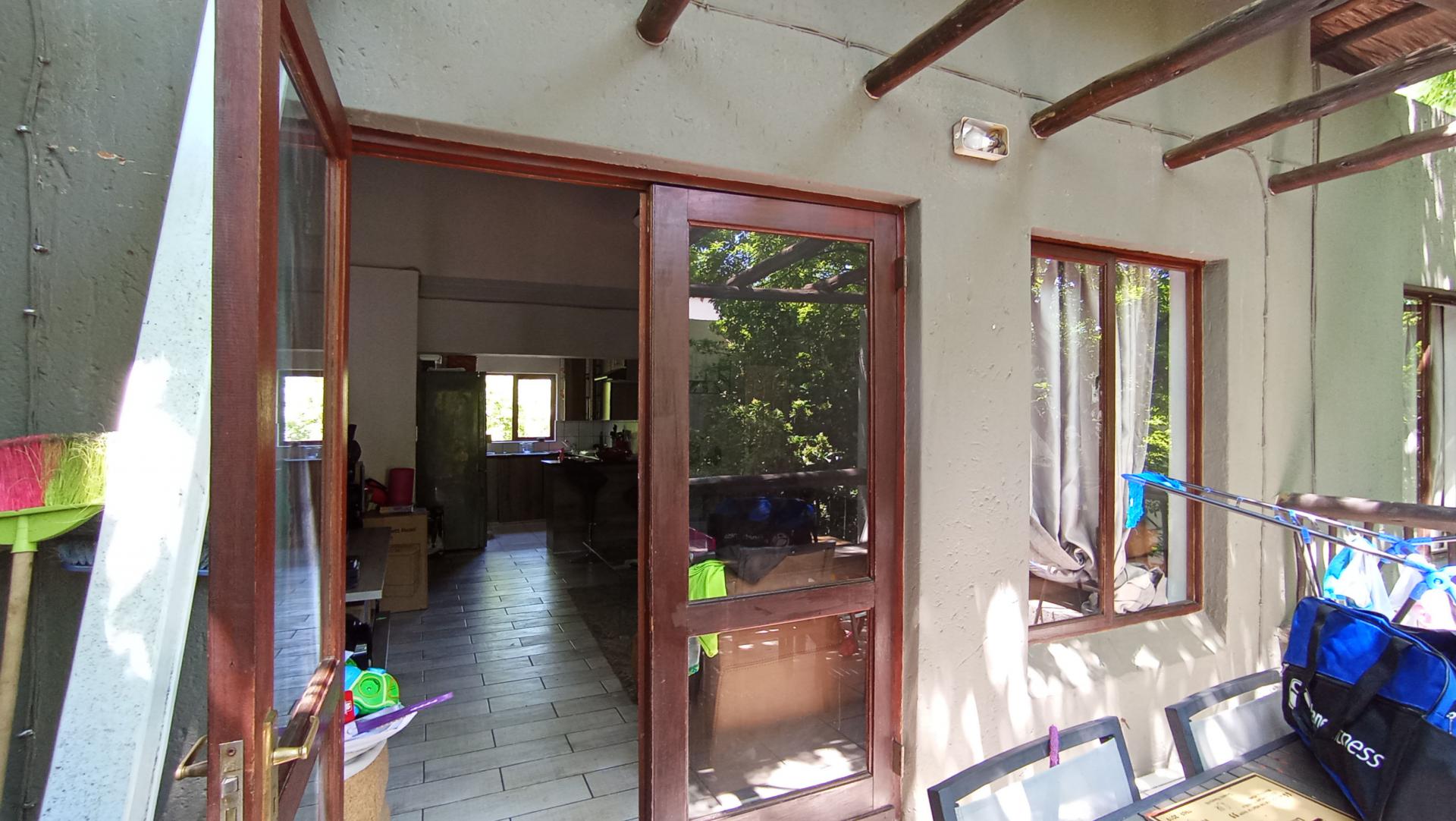 Balcony - 10 square meters of property in Jukskei Park