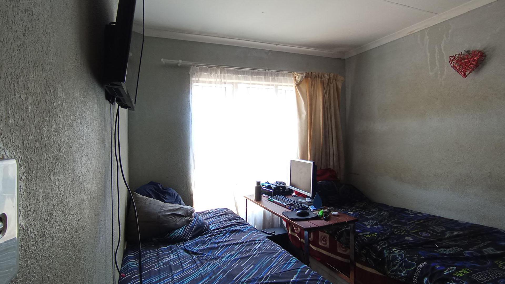 Bed Room 2 - 10 square meters of property in Soshanguve East