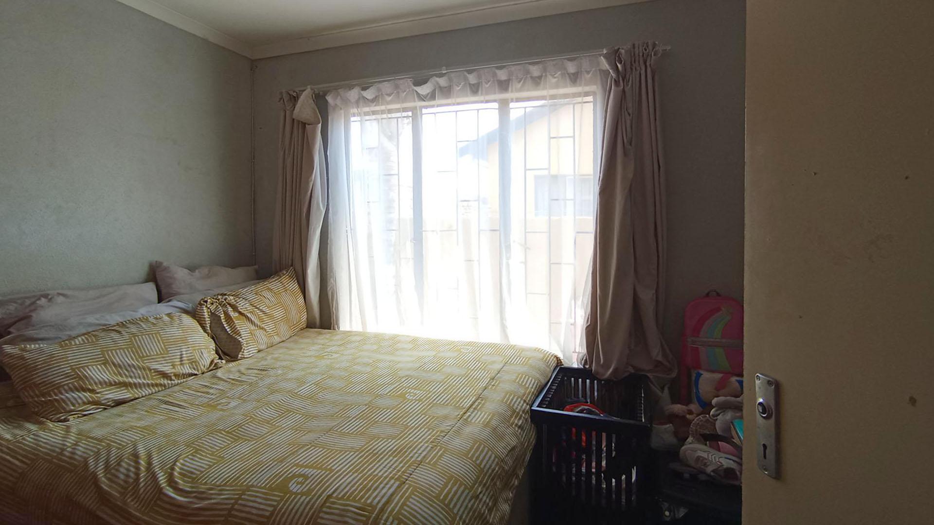 Bed Room 1 - 9 square meters of property in Soshanguve East
