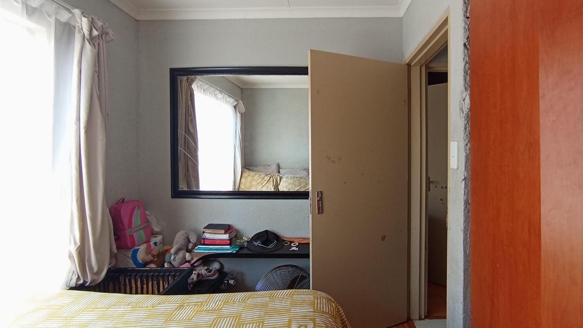 Bed Room 1 - 9 square meters of property in Soshanguve East